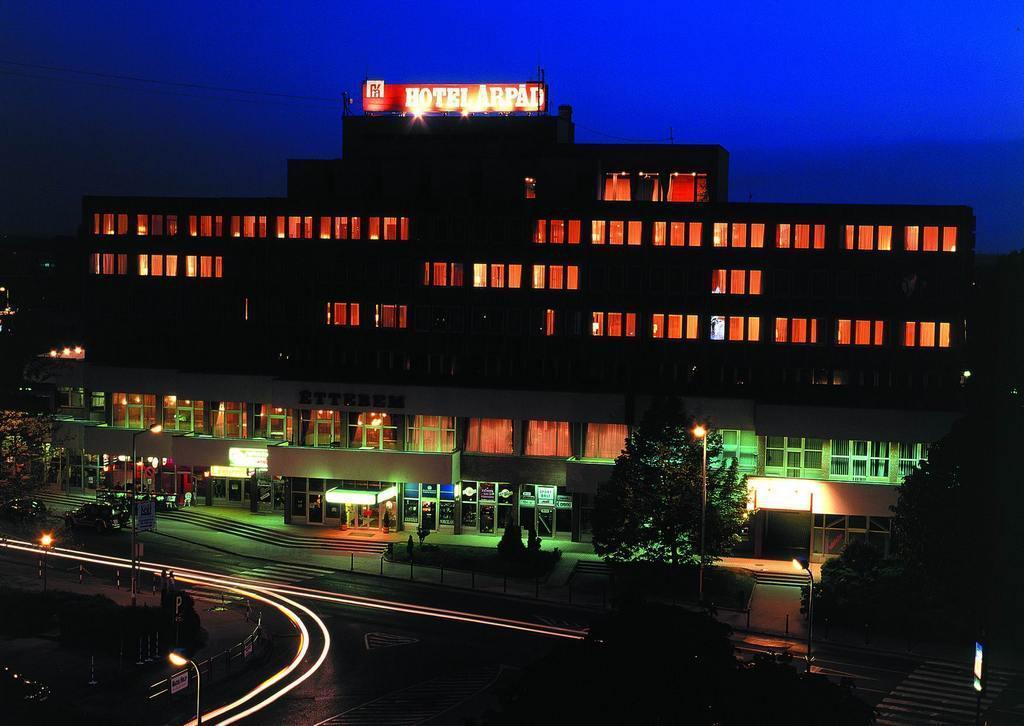 Hotel Arpad Tatabanya Exterior photo