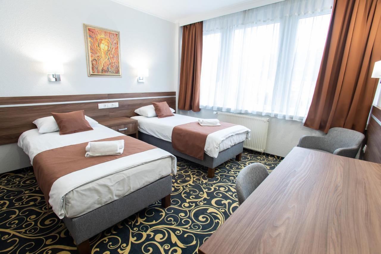 Hotel Arpad Tatabanya Exterior photo